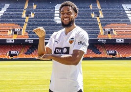 Arnaut Danjuma, posando en Mestalla con su icónica celebración de 'la cobra'.