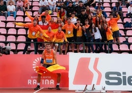 Rafa Mahiques celebra la victoria con la expedición española.