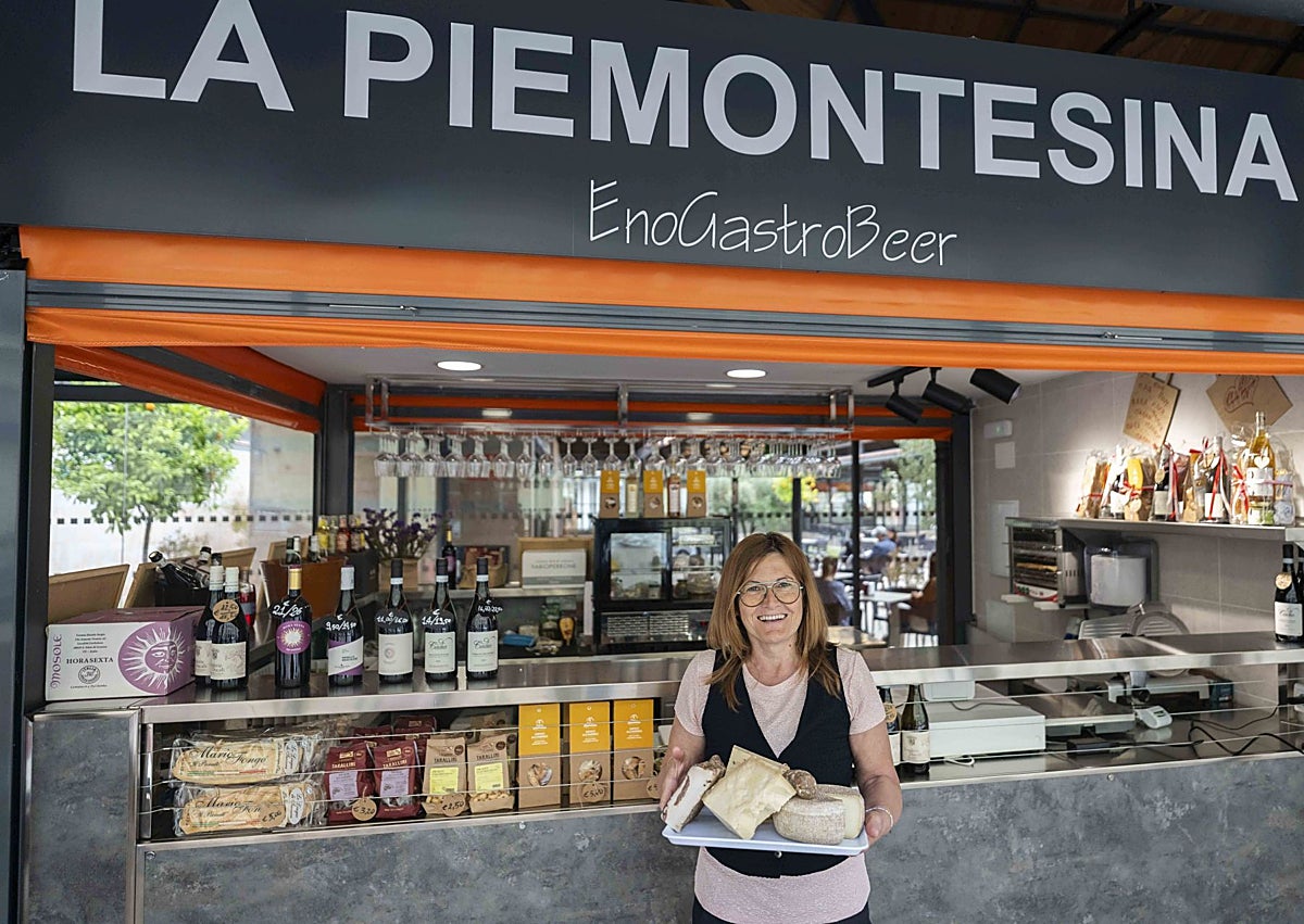 Imagen secundaria 1 - Xavi Monllor, de Tornallom, parada que drige Loles Cebrián, con una degustación de quesos y vinos; Mónica Talón, con productos italianos de la parada La Piamontesa y gildasy salazones, en el Mercado del Grao.
