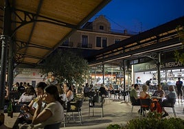 Tiempo de terraza, degustaciones y ambiente cultural en el Mercado del Grao de Valencia.