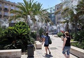 Aspersores de la plaza de la Reina durante una ola de calor en Valencia.