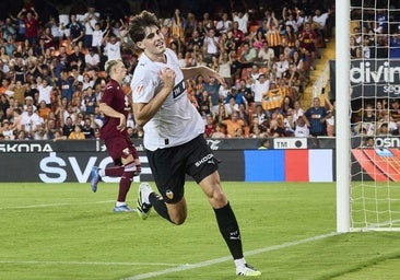 Javi Guerra: «El escudo del Valencia marca mucho. Lo sientes desde dentro y estoy contento de seguir aquí»