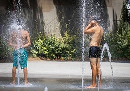 Algunos aprovecharon las fuentes de la ciudad para refrescarse.
