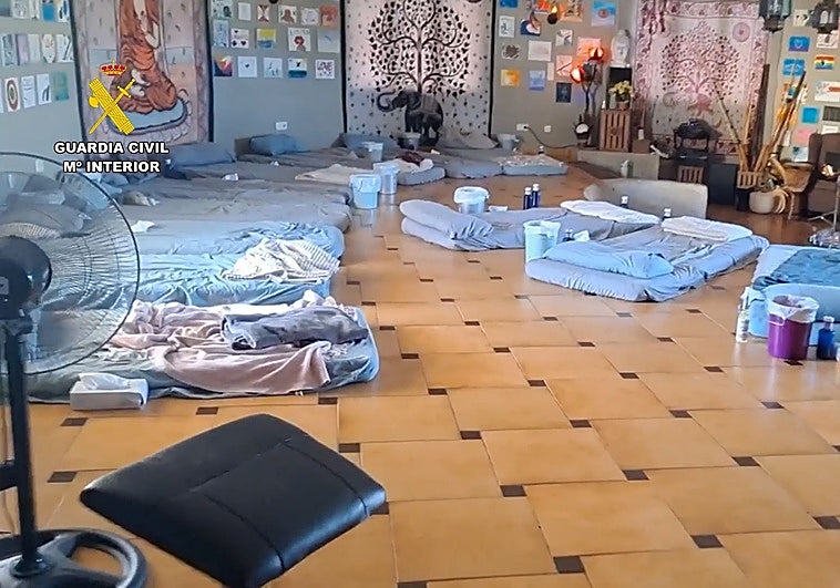 Colchones en el suelo en el chalet de Pedreguer donde se llevaban a cabo los retiros espirituales con ayahuasca y otras sustancias.