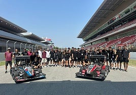 El equipo de Fórmula Student, con los dos monoplazas diseñados.