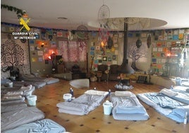 Colchones en el suelo en el chalet de Pedreguer donde se llevaban a cabo los retiros espirituales con ayahuasca y otras sustancias.