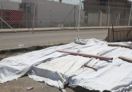 La antigua verja, tapada.