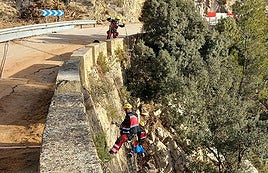 Operarios reparando la vía en Requena.