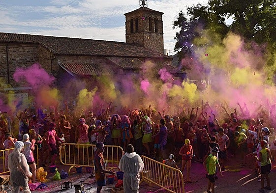Imagen de archivo de una Holi Run en las fiestas de un pueblo.
