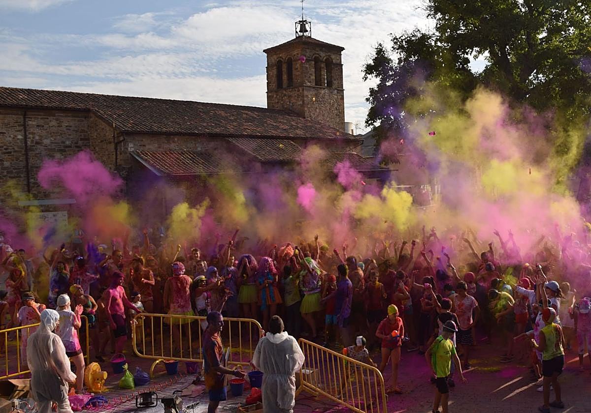 Imagen de archivo de una Holi Run en las fiestas de un pueblo.