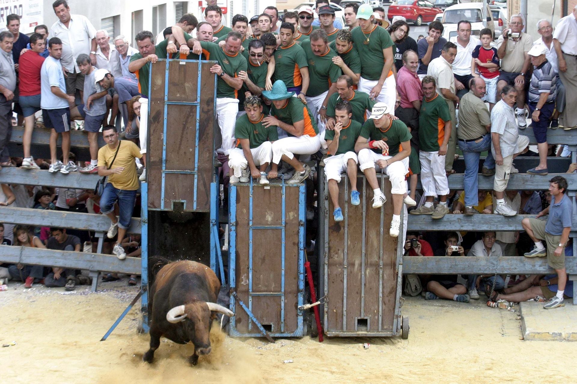 Desencajonada de toros, Bous al carrer en La Pobla de Farnals