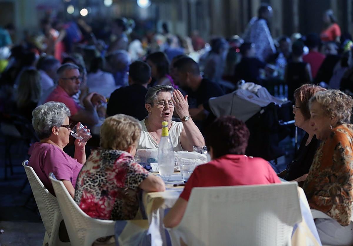 Imagen de archivo de unas señoras cenando en la noche de disfraces.