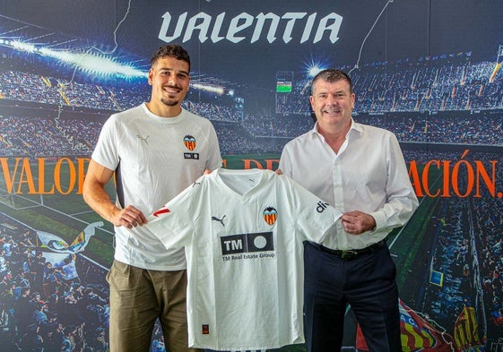 Ugrinic posando con la camiseta del Valencia junto a Gourlay.