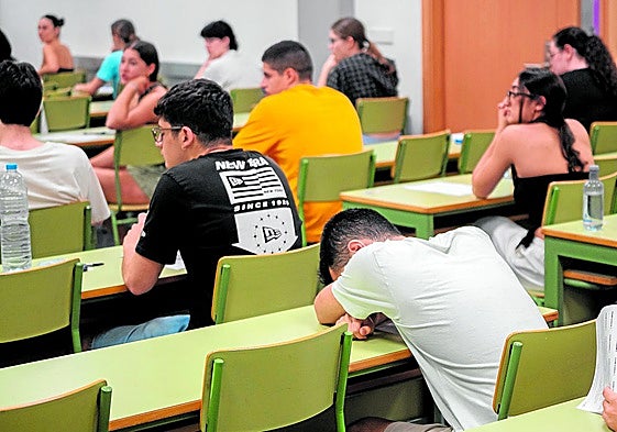 Estudiantes antes de afrontar el primer examen de junio.