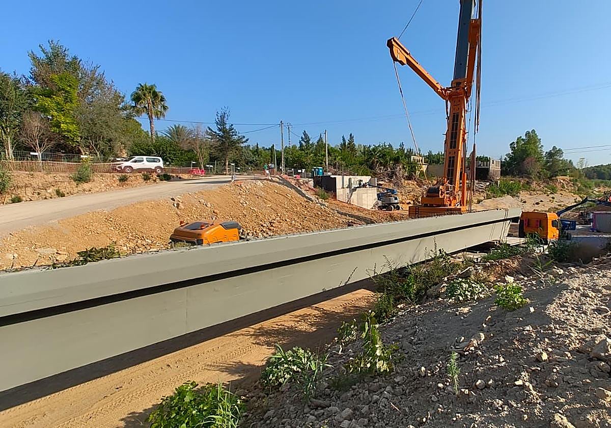 Colocación de una de las vigas sobre el barranco.