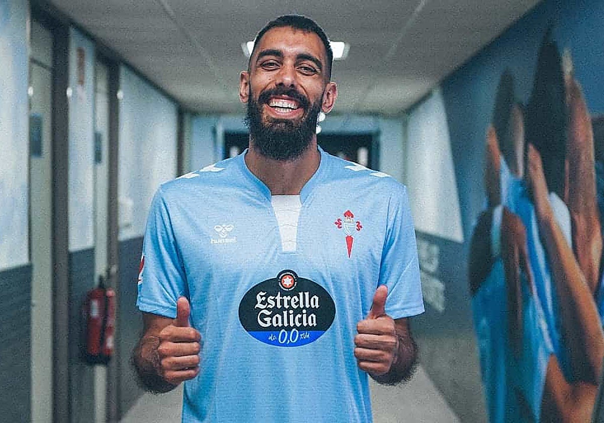 Borja Iglesias posando con la camiseta de la temporada pasada.