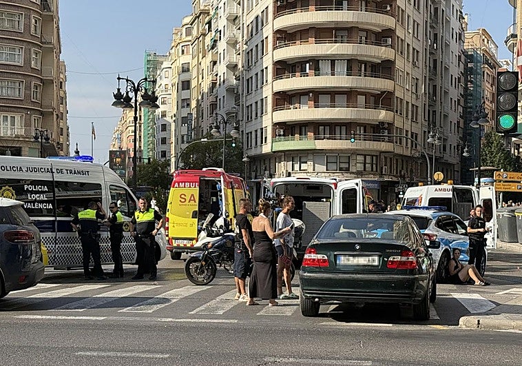 Medios sanitarios en el lugar donde ha sido atropellada la menor trataban de reanimarla.
