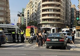 Medios sanitarios en el lugar donde ha sido atropellada la menor trataban de reanimarla.