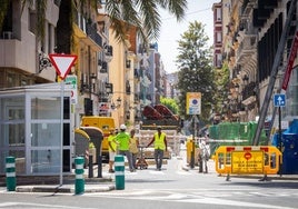 Unos obreros trabajan en pplena ola de calor en la calle en Valencia.