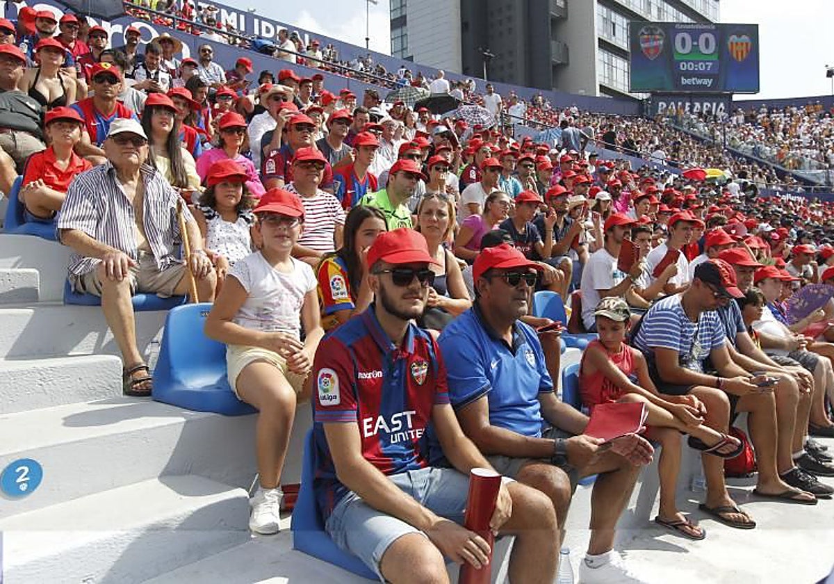 El fondo de Gol Alboraya se protege del calor en el derby de 2018.