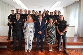 Los nuevos agentes, con el jefe de la Policía Local y los representantes municipales.