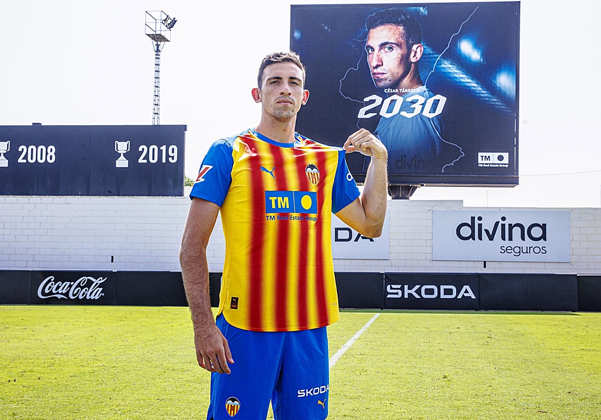 Tárrega vistiendo la Senyera en el anuncio de su renovación.