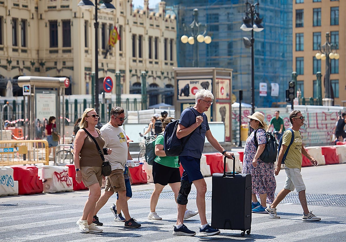 Viajeros que llegan al centro de Valencia.