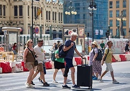 Viajeros que llegan al centro de Valencia.