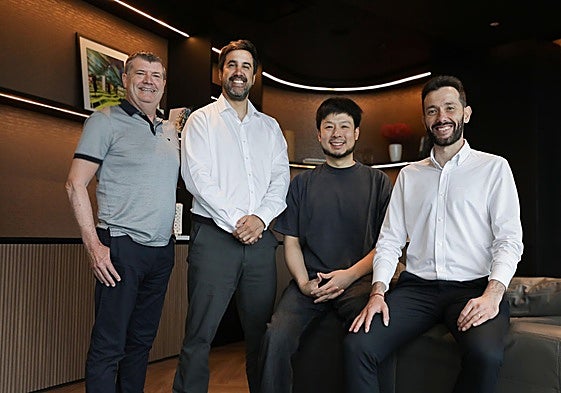 Ron Gourlay, Javier Solís, Kiat Lim y Carlos Corberán, en Singapur.