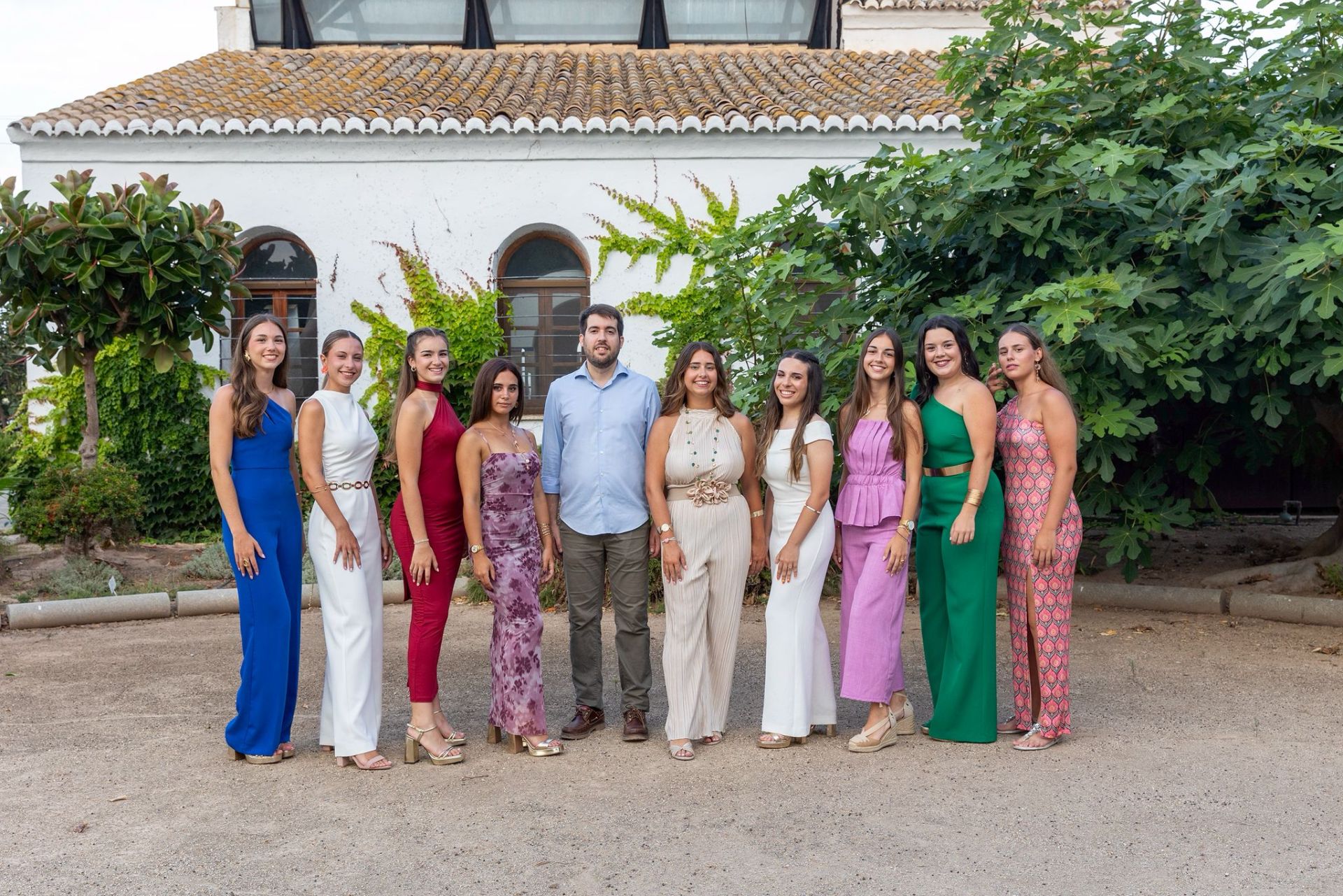 Las damas y la reina de las fiestas de Almàssera, con el alcalde, Emilio José Belencoso