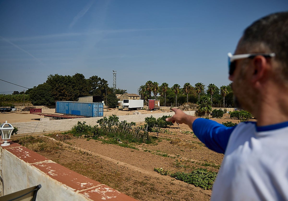 Alejandro Guillén señala la campa de camiones desde la terraza de su casa.