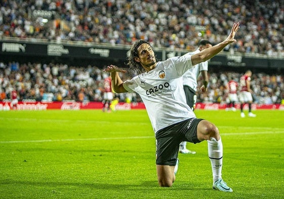 Cavani celebrando un gol en Mestalla.