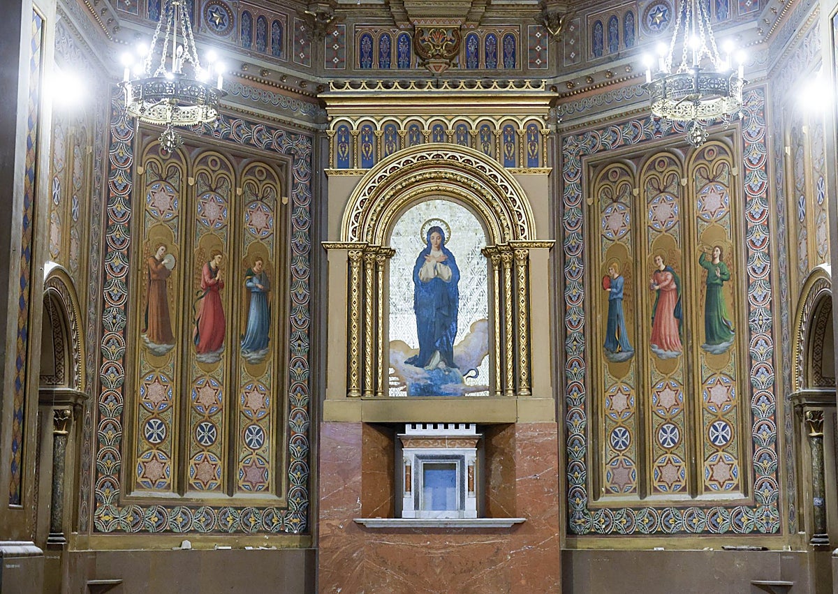 Imagen secundaria 1 - Resplandor de la vidriera, altar dedicado a la Inmaculada y una de las lámparas del templo.