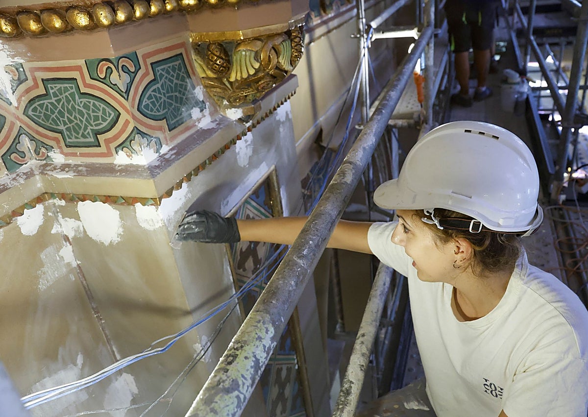 Imagen secundaria 1 - Fachada de Jesuitas, trabajos de restauración de la pintura y cata para buscar los colores originales.
