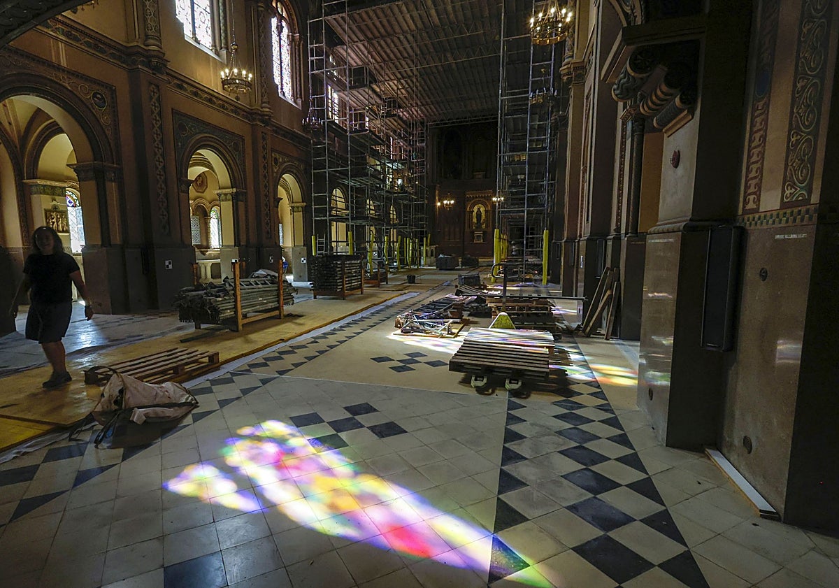 Imagen principal - Resplandor de la vidriera, altar dedicado a la Inmaculada y una de las lámparas del templo.