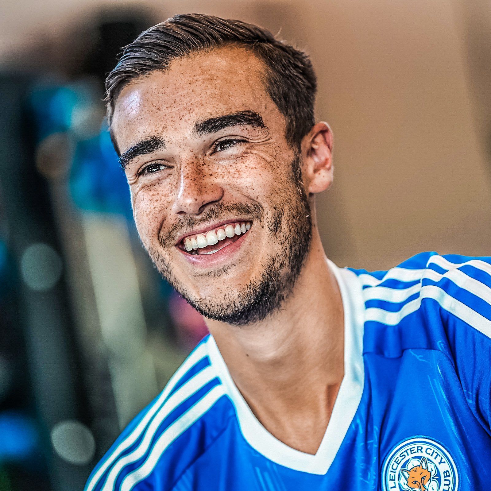 Harry Winks posa con la camiseta del Leicester City.
