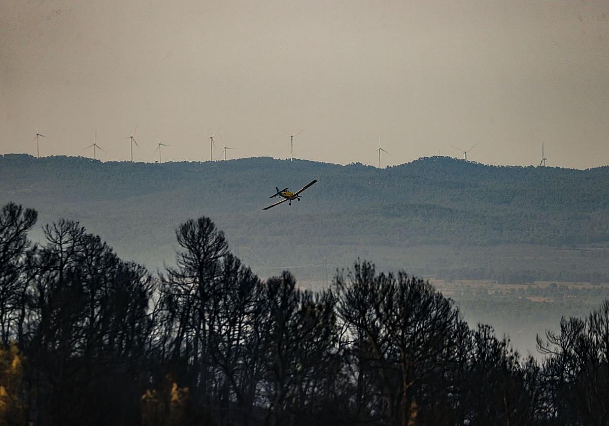 Medio aéreo trabajando en el incendio de Teresa de Cofrentes.
