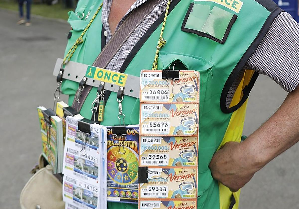 Un vendedor de la ONCE en una imagen de archivo.