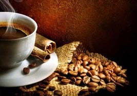 Taza de café y granos de café, imagen de archivo.
