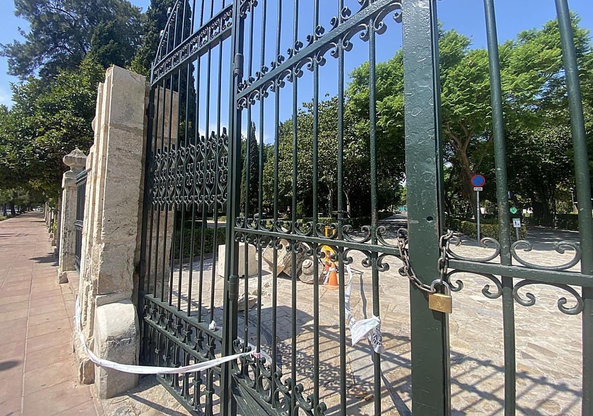 Aspecto en el que quedó la puerta tras el golpe del camión.