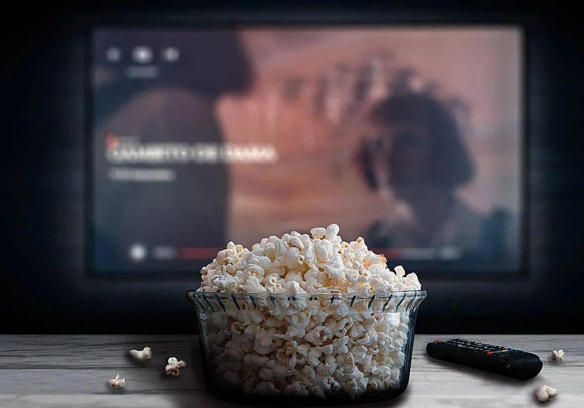 Pantalla de televisión junto a unas palomitas.