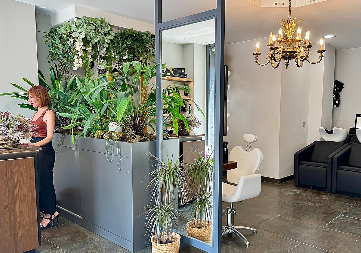 Rebeca Moreno en su nuevo salón de belleza.