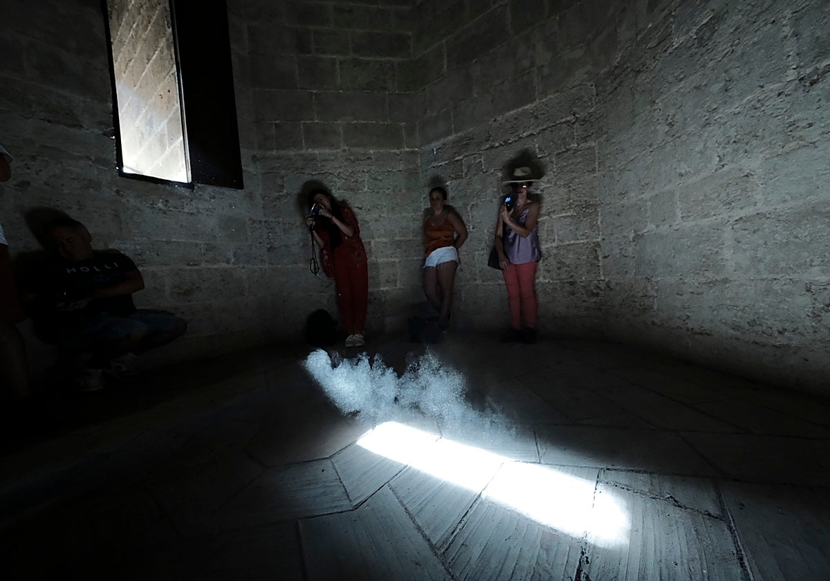 El interior de la torre del Micalet, en la Catedral de Valencia, al unirse los rayos solares