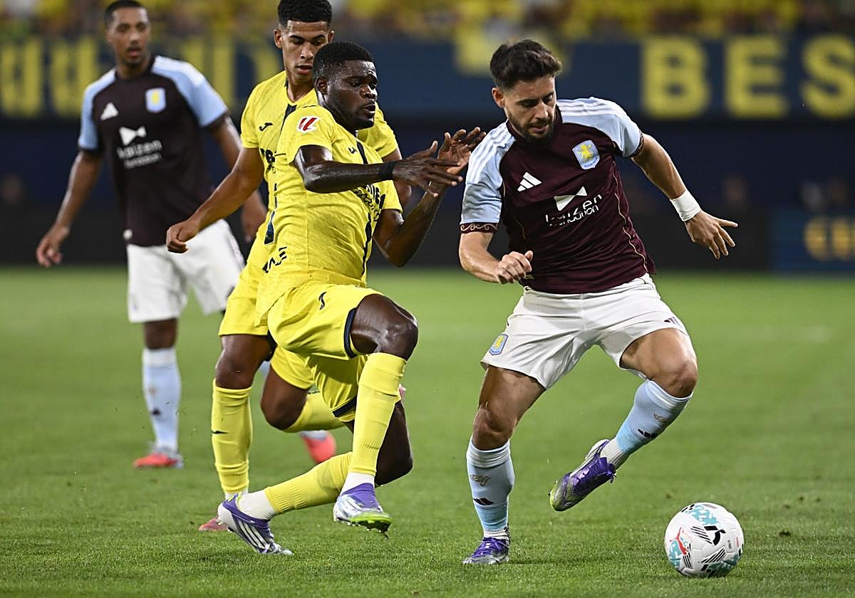 Thomas Partey pugna con Álex Moreno durante el Trofeo de la Cerámica.