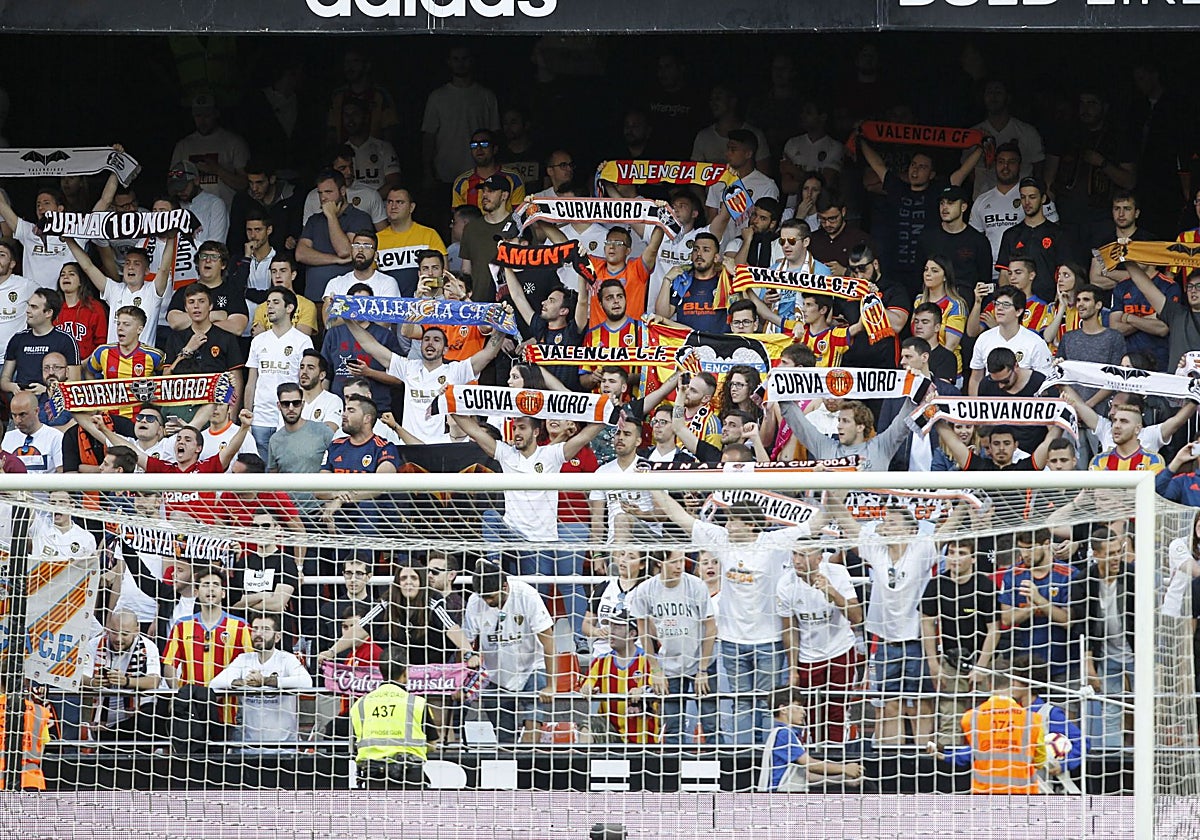 La Curva Nord animando en Mestalla.