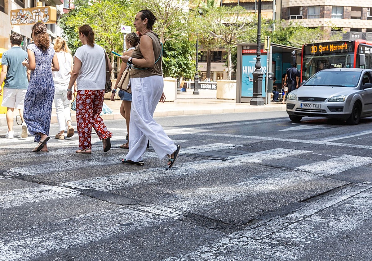 Zona con parches donde se precisa el reasfaltado, en la calle Colón de Valencia.