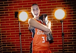 Jelenc junto a la Supercopa conquistada la temporada pasada.