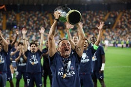 El técnico del PSG, el español Luis Enrique, levanta el trofeo de la Supercopa de Europa junto a todo el equipo.