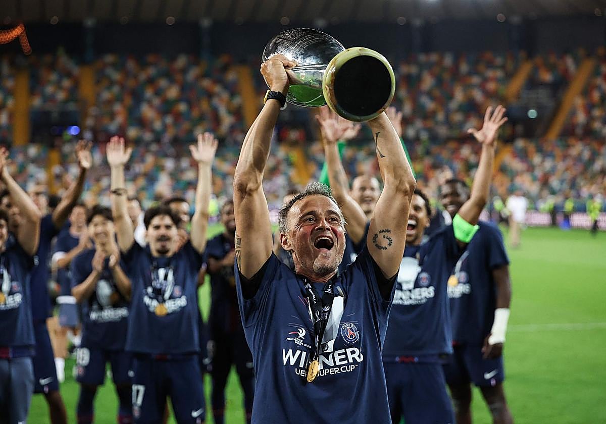 El técnico del PSG, el español Luis Enrique, levanta el trofeo de la Supercopa de Europa junto a todo el equipo.