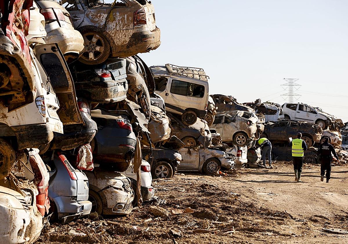 Vehículos en una de las campas habilitadas tras las inundaciones.
